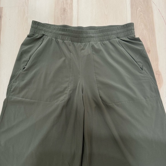 EUC Lululemon Swift Mid-Rise Wide-Leg Pant Army Green Women's 14 Athleisure - Picture 3 of 16